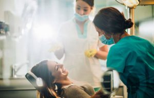 soins-dentaires-dentiste-sourire-soigner